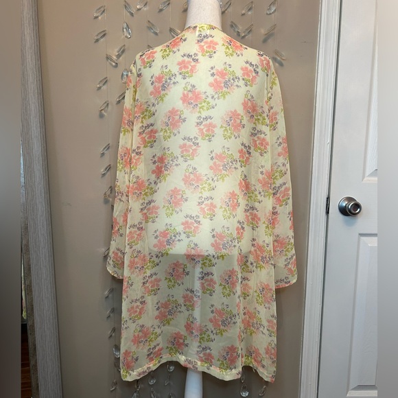 Sheer Flower and Lace Kimono - Picture 6 of 11